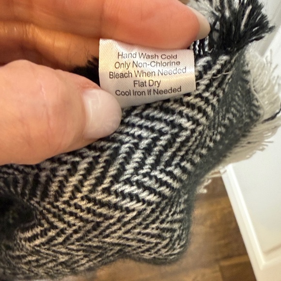 Cracker Barrel Black and White Plaid Cape - Picture 4 of 5